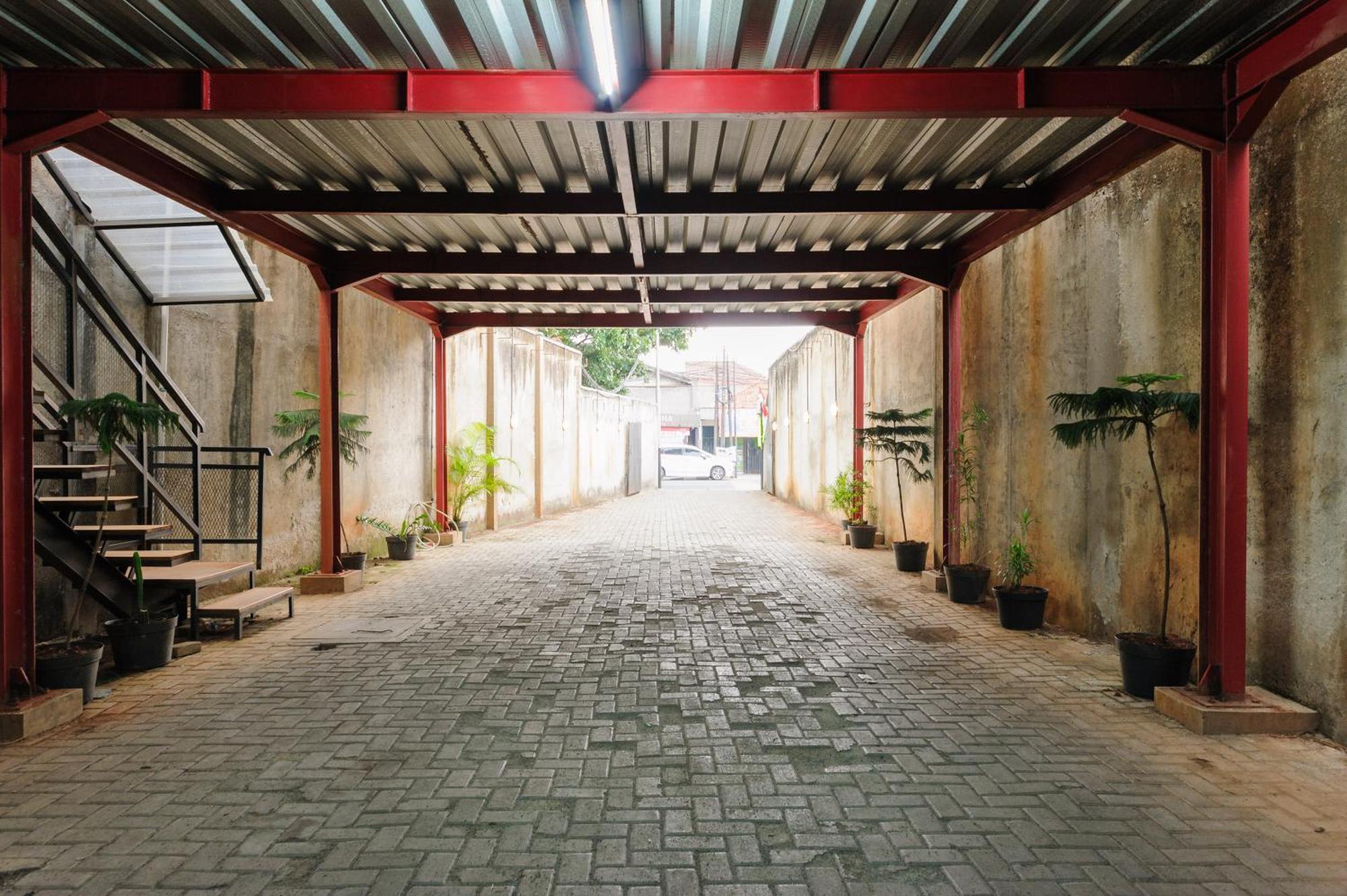 Urbanview Caverna Gandaria By Reddoorz Jakarta Exterior photo